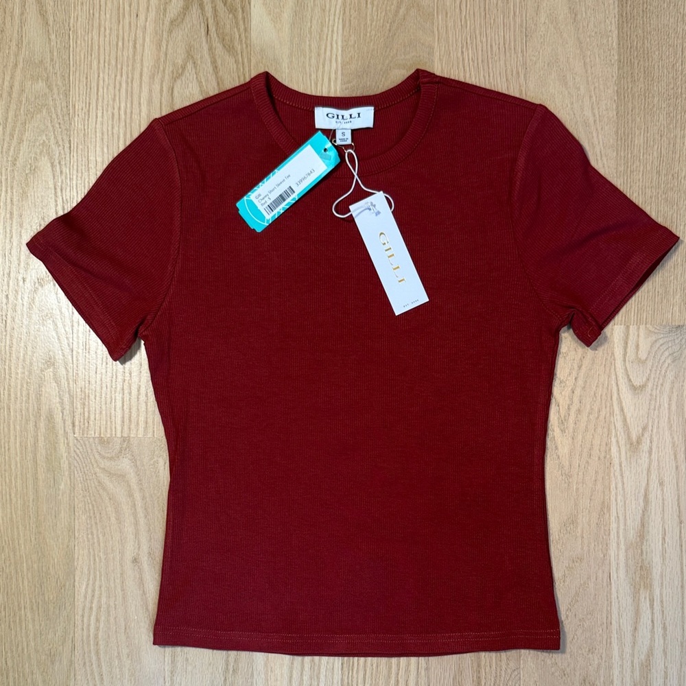 Gilli Ribbed Short Sleeve Tee in Burgundy Red